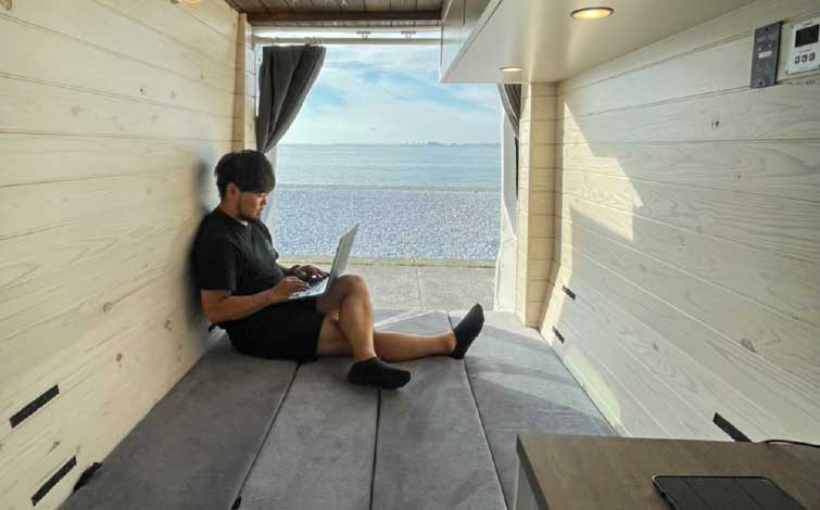 動く部屋で自由に創る、キャンピングカーの新しい魅力。